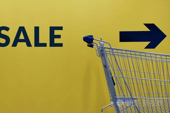 购物生活方式与销售促销概念空车黄色墙壁上有文字和箭头方向可供客户